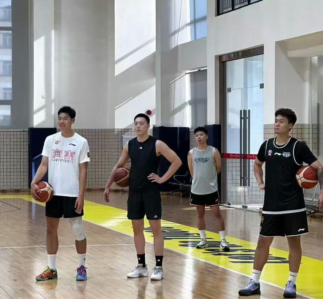 广东宏远男篮训练惊现北京首钢男篮队员，怎么回事呢？近日，在广东男篮的训练场，一