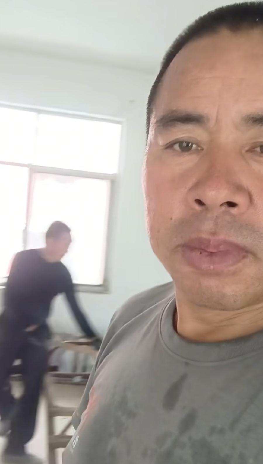 西平夏付钢，干装修的，看他发的日常视频，还是小包工头，带着大爷大妈妇女一起干，自