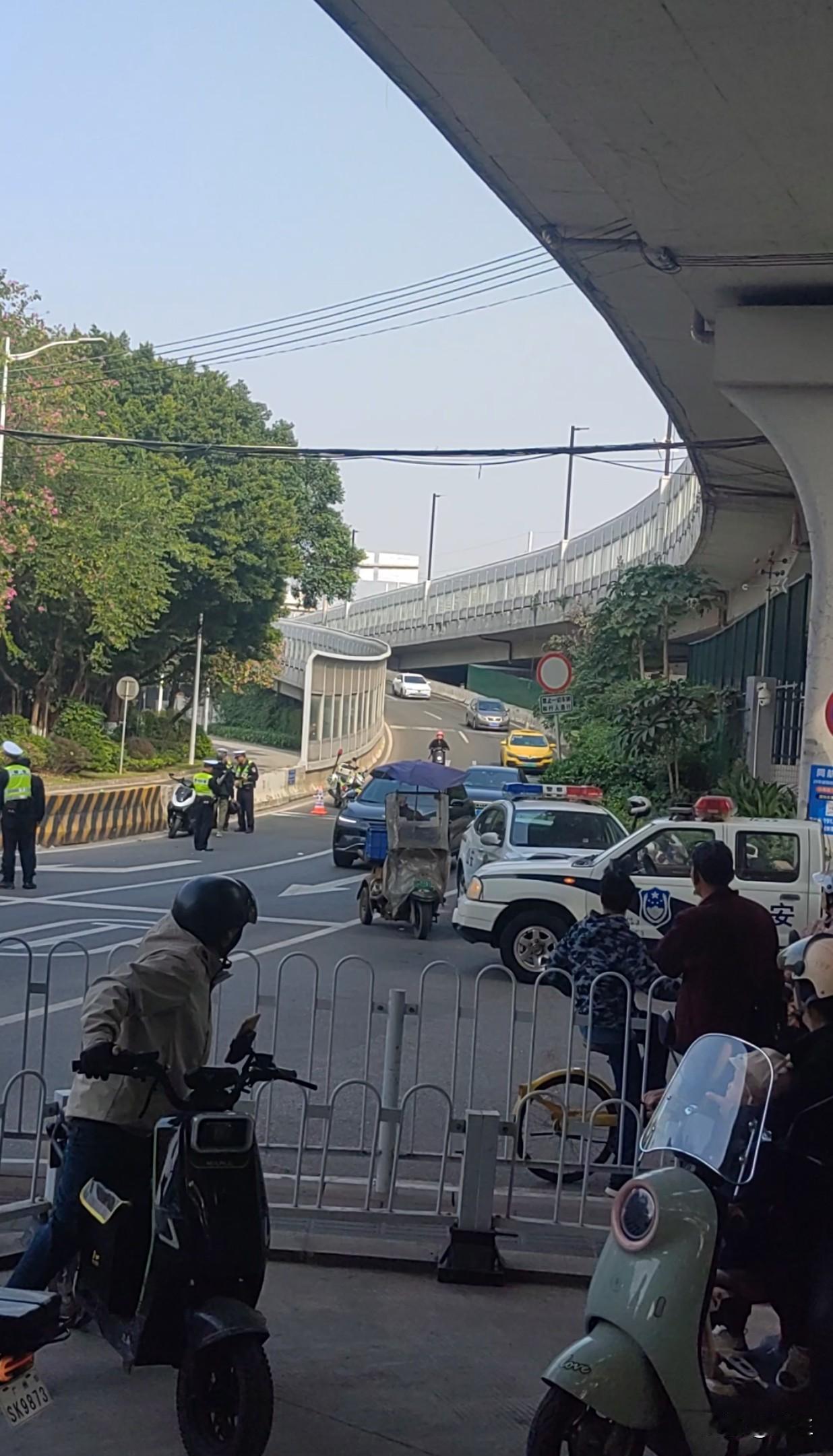 大家发现了没有，新国标电瓶车出来之后，现在抓电瓶车违规的比之前多了很多，一个路口