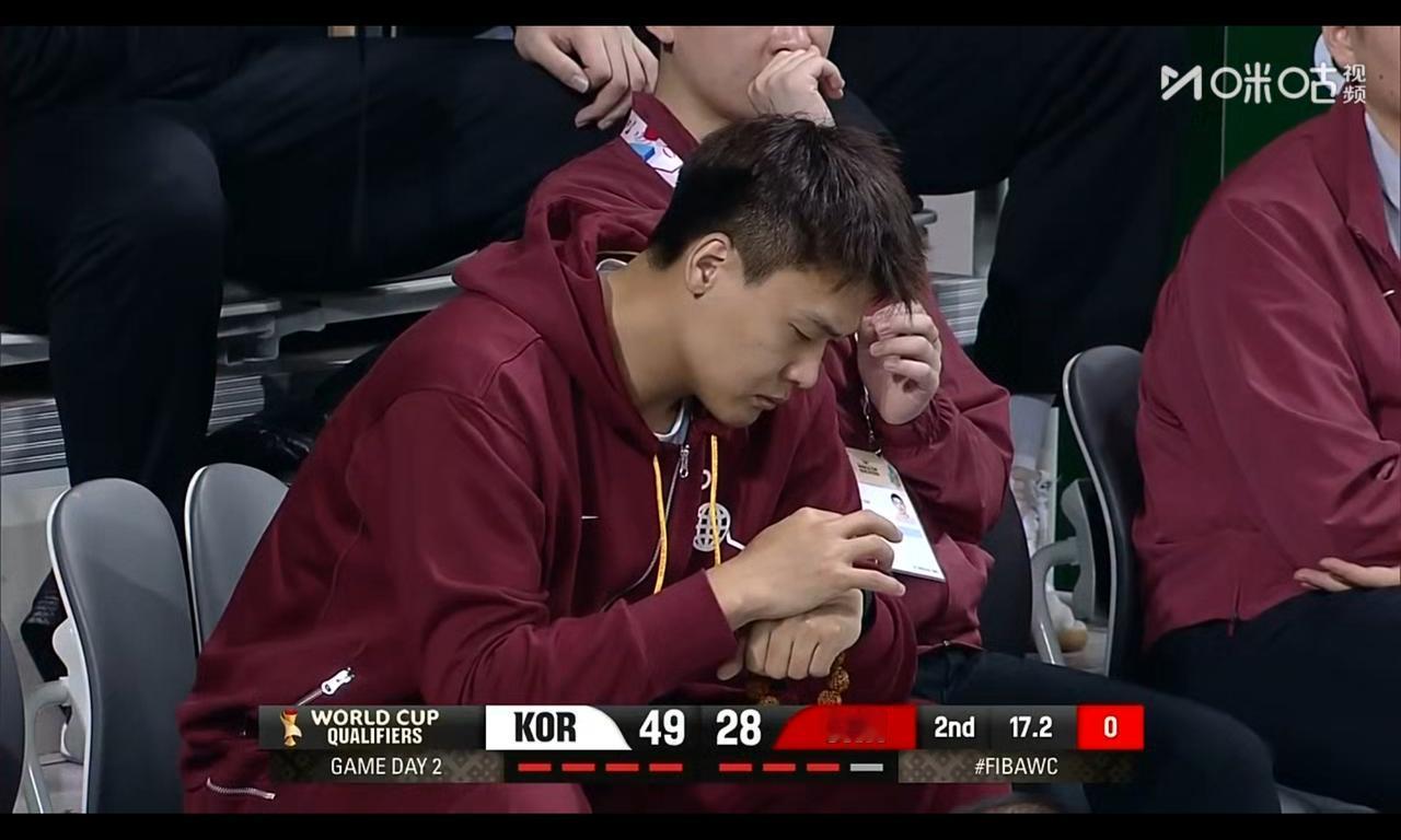 赵睿气得晚起手机，应该不当指导了，这比赛追求什么呢？杜锋在评球，他什么都不可