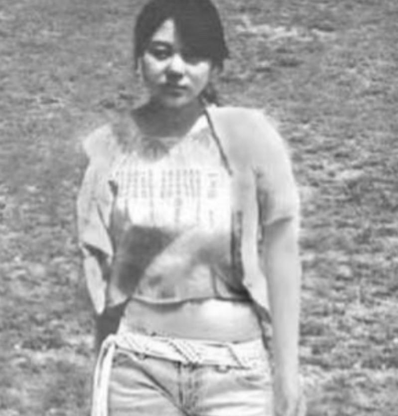 1993年，23岁年轻貌美的任雪，因杀人罪被执行枪决，行刑前，她突然张了张嘴，提