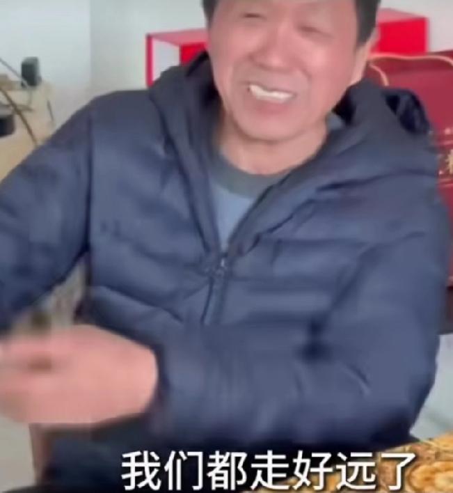 张雪岳父评价张雪，做事专注痴迷，一女的摩托车停路边，他一看看半小时一小时，女的以