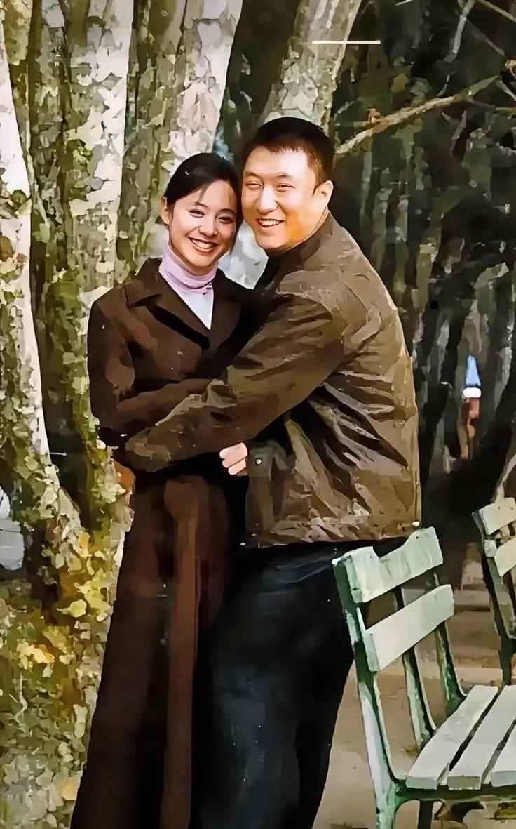 到底是哪一位美女能让孙红雷乐的都几乎看不见眼睛了，五官精致，甜美微笑，性感迷人，