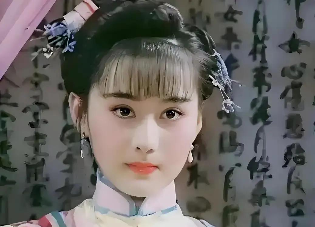 琼瑶当年选人，眼睛就盯着那几样。皮肤必须白，脸蛋要小巧，哭起来还得好看。陈德容就