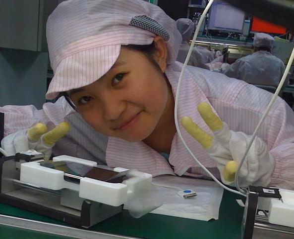 2008年，贵州有个妹子在富士康上班。有次没啥事，她拿一部还没做完的苹果手机随手