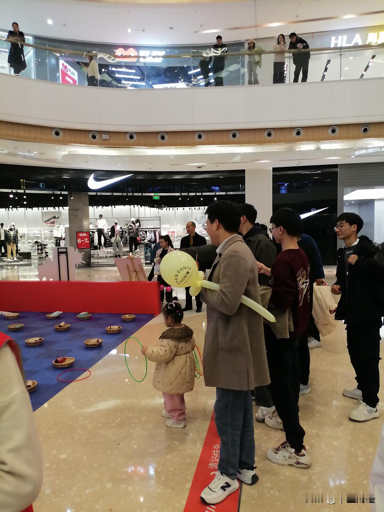 实际上，套圈运动如同股票市场，能成功套中并获得礼物的终究是少数！股票一旦被套，