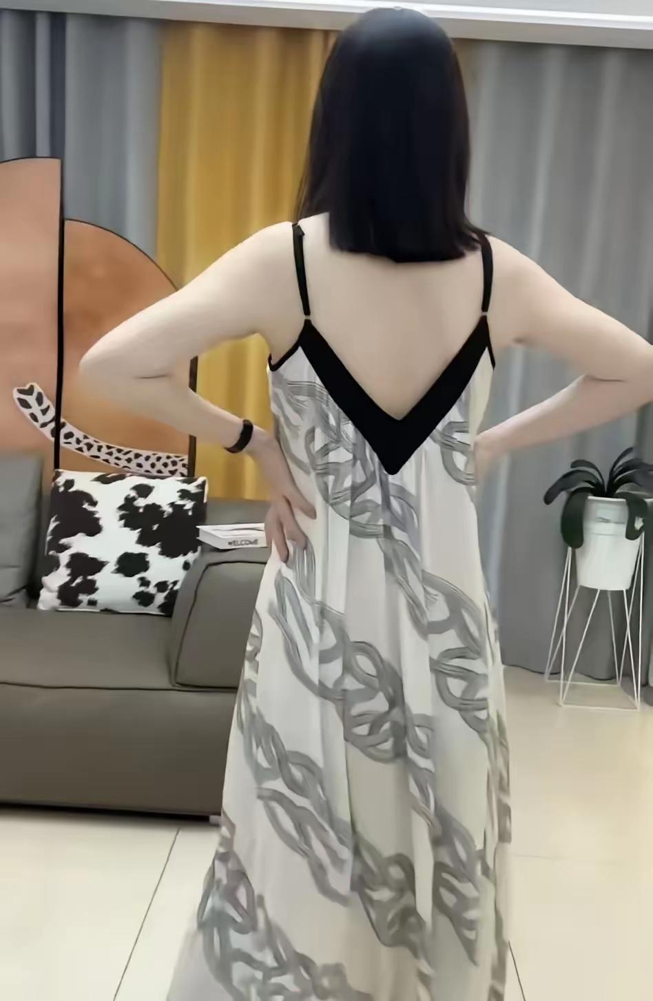 曾医生怕是做梦都没想到，自己卷入的风波里，最火的居然是件吊带睡裙！本来大家