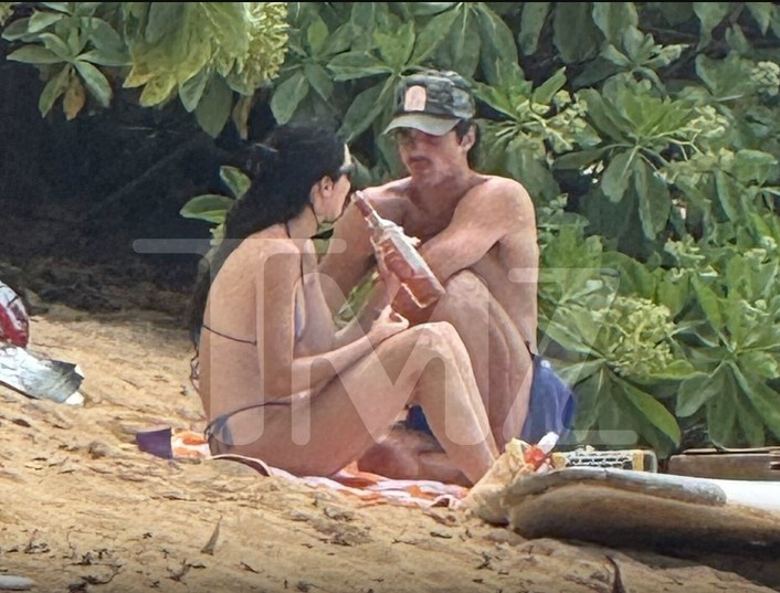 布克可以死心了！肯豆身穿比基尼与雅各布·艾洛迪海边游玩