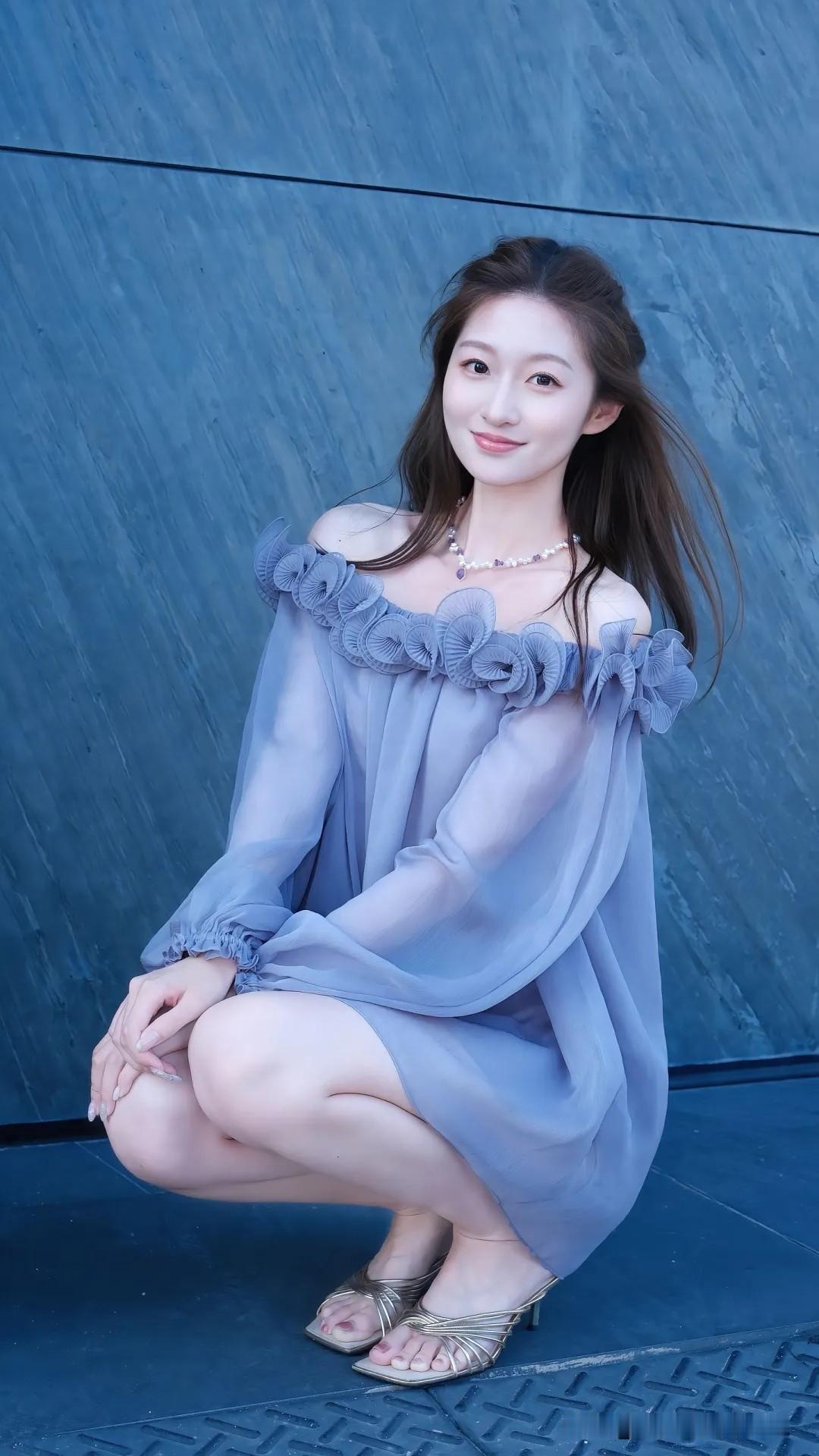 身穿蓝色露肩裙，优雅蹲姿超迷人！温柔笑容如春风拂面，美得让人心动不已～清纯甜美女