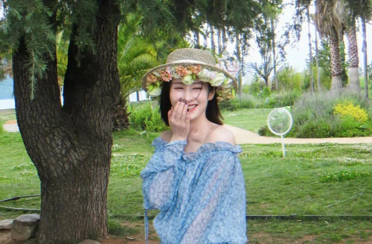 最近颖儿在昆明出游的路透照刚流出就引来一片赞叹，她头戴缀满小雏菊的编织草帽，长发