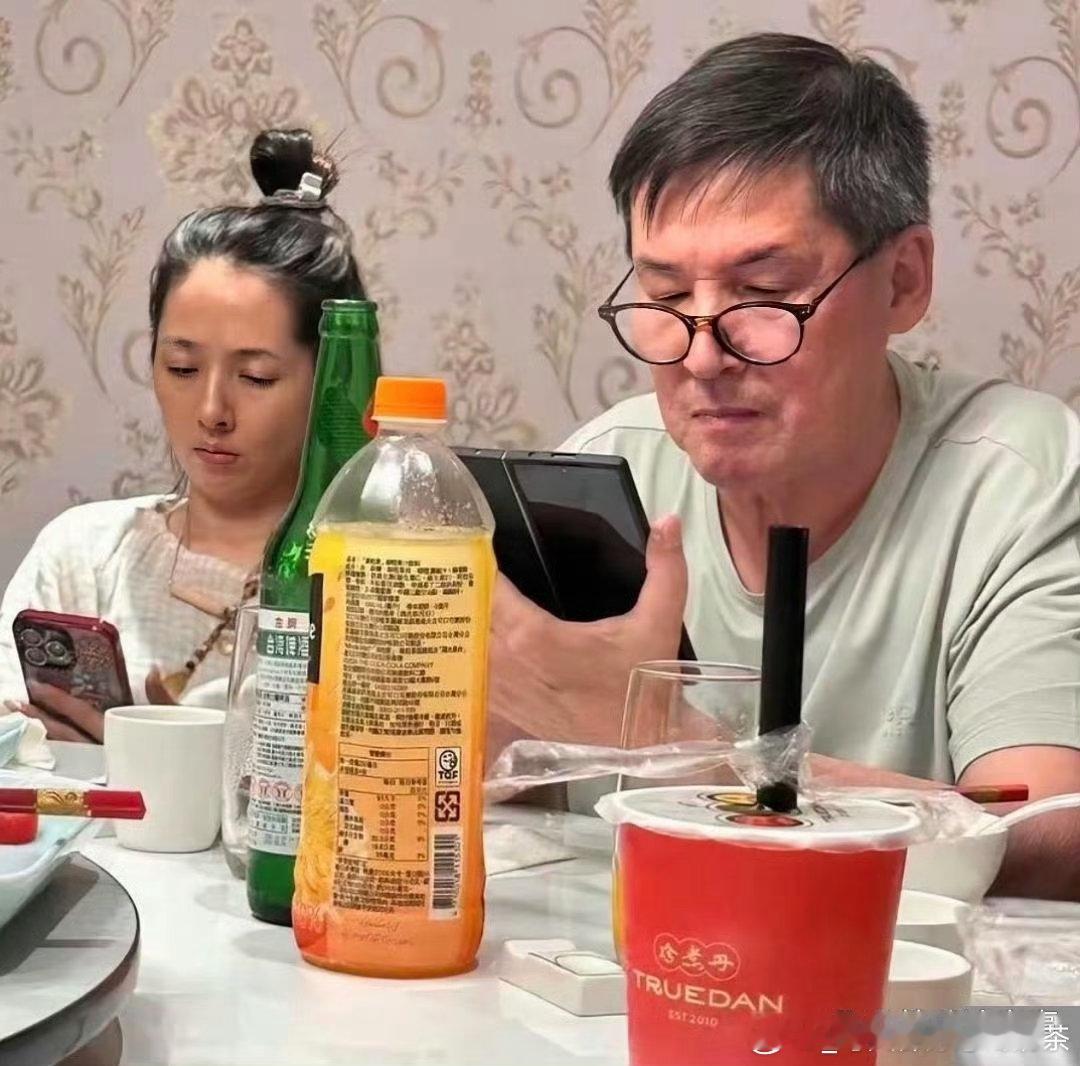 向佐赴台北与家人团聚，看望郭碧婷和岳父。一家十口围坐聚餐，氛围热闹十足。42岁郭碧婷全程素颜坐在父亲
