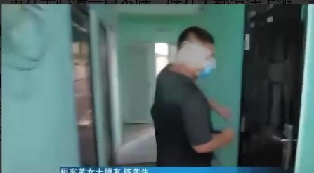 “太狗血了！”湖北武汉，一女子洗完澡光着上身躺在床上休息，却不料，一名陌生男子突