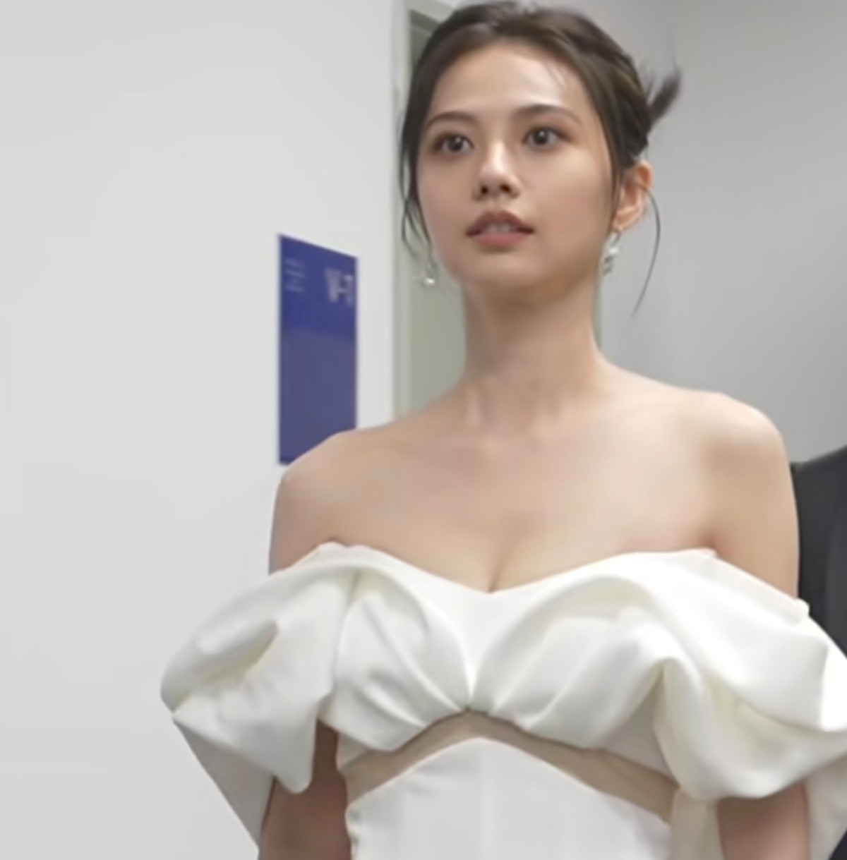 我觉得“丁禹兮处理方式太体面了”这个热搜，本身比事件更有意思！姜珮瑶漏发合照，六