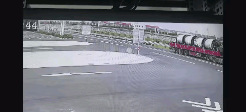 特斯拉Model3车主还在吗？怎么一点刹车的迹象都没有，幸亏追尾的是大车，不然