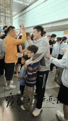 国乒大部队回国，除了Coco都有人接啊！王皓老婆小雅来了，王皓指导手里还有一大