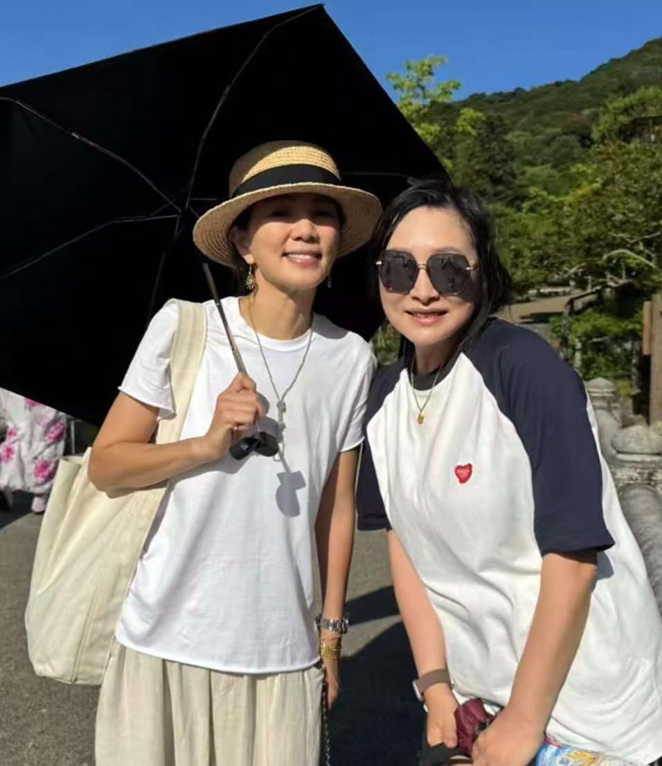 Ella陈嘉桦带8岁儿子到日本参观八坂神社，母子俩的关系真好，她的打扮好像日本人
