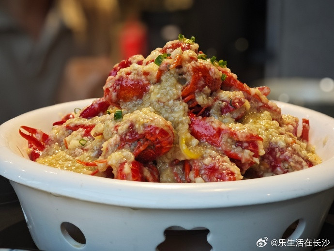 【洗小龙虾千万别只用清水】夏日夜宵餐桌，小龙虾妥妥是“顶流”——麻辣够...