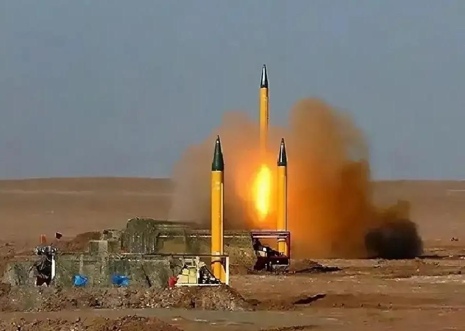 伊朗这次直接把话挑明了：只要美军敢动手，我们立马就狠狠还击，航母、基地、甚至以色