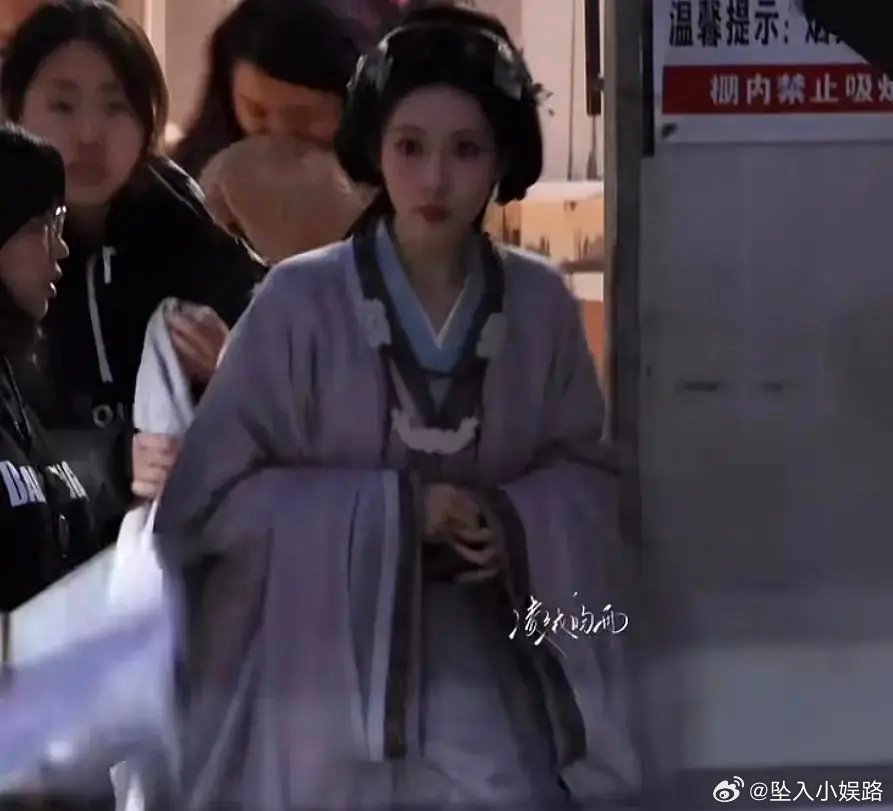 孟子义这是顶了个椰子壳就出来了吗