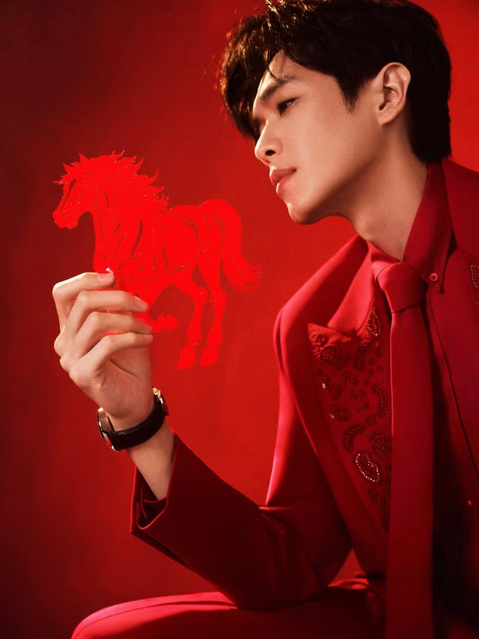 张若昀春晚红西装造型张若昀共守除夕期待张若昀！张若昀