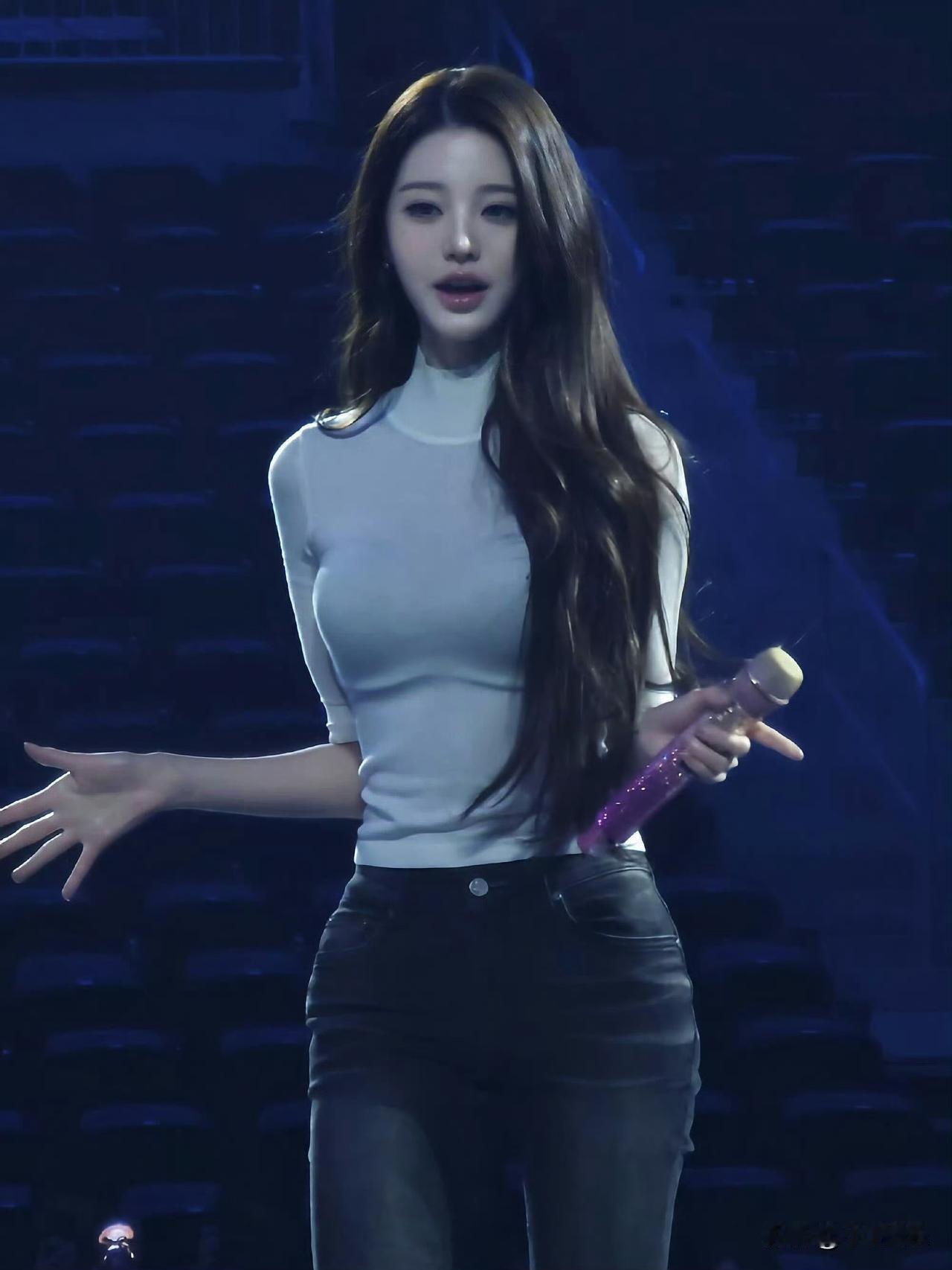 张元英那身材，说是前凸后翘一点都不为过！她的腰肢纤细，盈盈一握，和丰满的胸部形成