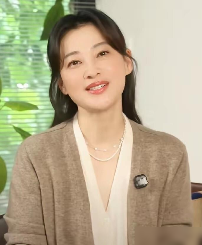 51岁梅婷灶台剥蒜直播带货，被骂吃相难看！2026年横店摄影棚空置率逼近80%，今年剧集开机率仅去年