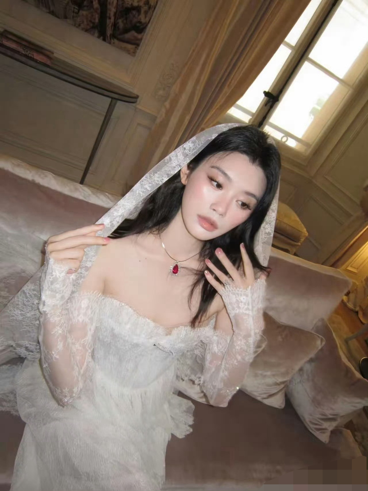 原来奚梦瑶婚礼当天戴的珠宝是四太梁安琪早期的！这已经不是第一次四太把自己珍贵的珠宝送给奚梦瑶的了。要