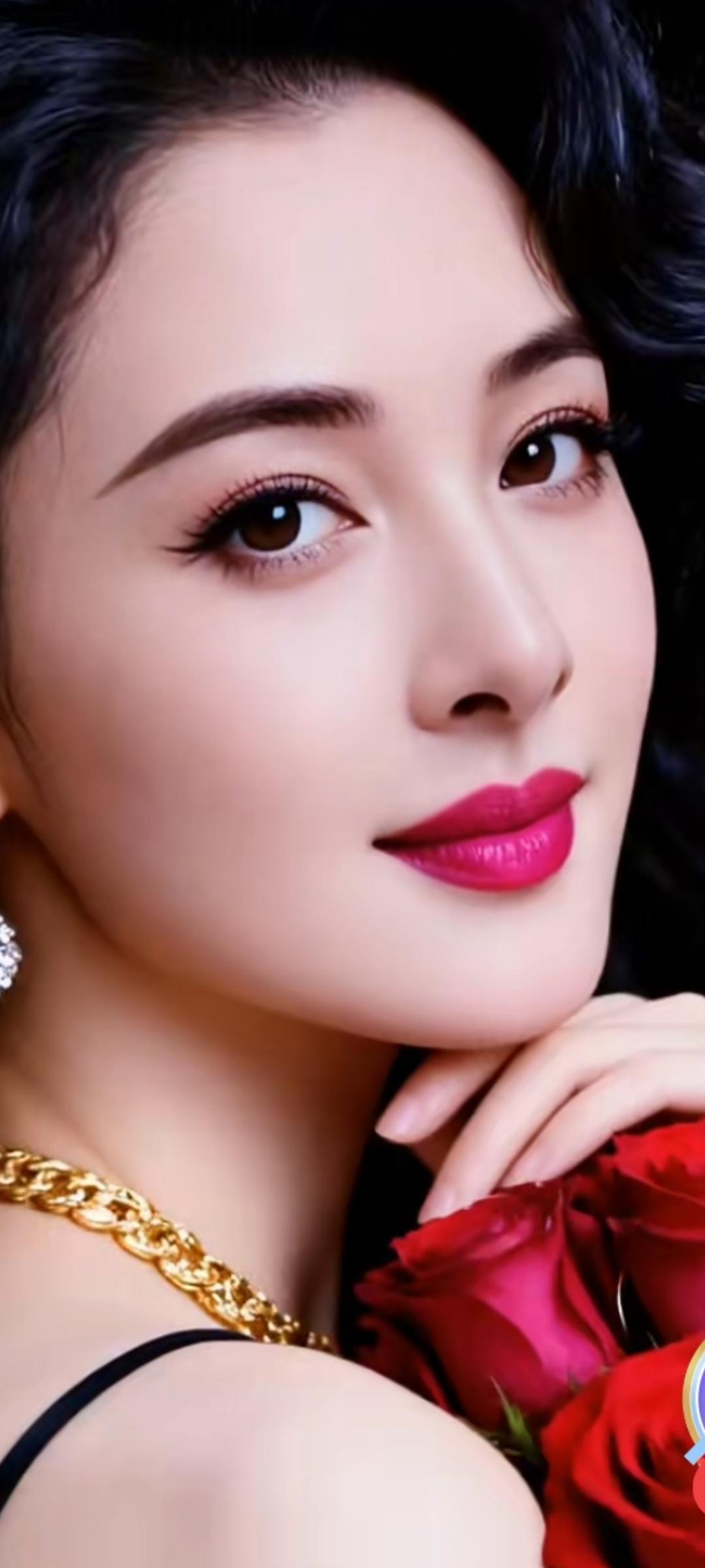 优雅红玫瑰，尽显女性魅力！🌹💄✨