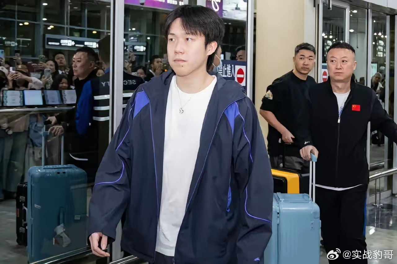 国乒球员抵达澳门国乒三剑客的三张高清照来了！一张是男队领军人物王楚钦，一张是女队
