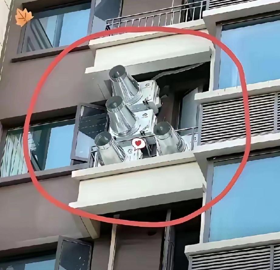 安徽，一男子出差回家，感到家里闷热，连忙推开窗户，突然，看见对面住户的墙外安装了