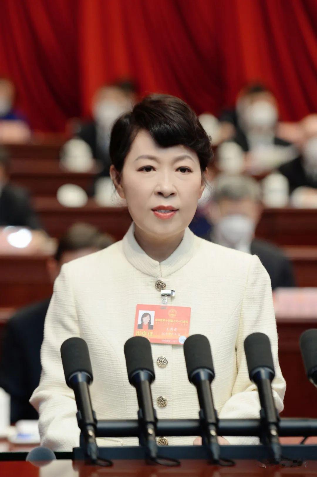 在已经查实王莉霞的违法违纪问题中，其中提及一条“家风不正，对家属失管失教”。虽然