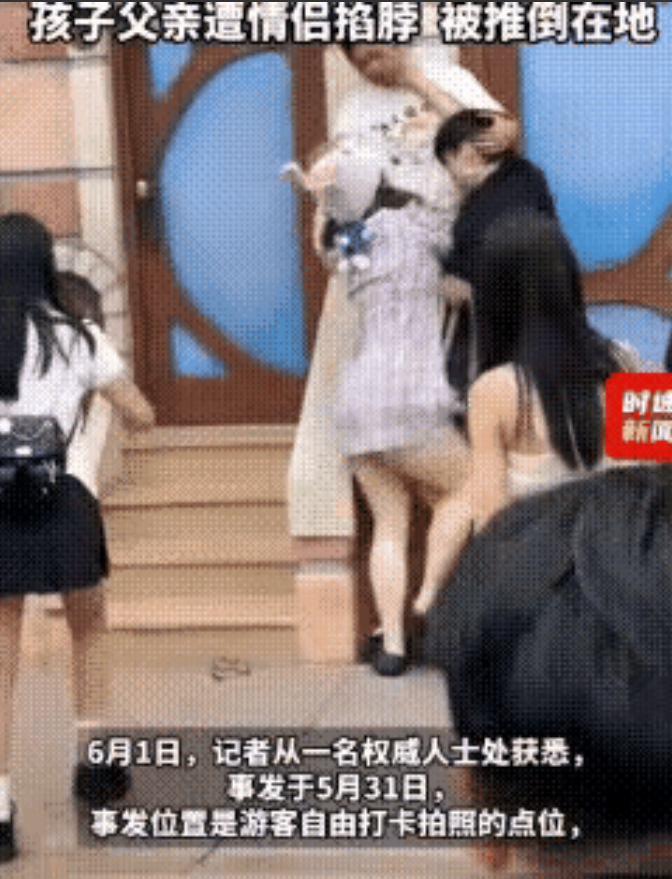 冲动是魔鬼！5月31日，上海，一家三口到迪士尼玩，结果，却因为拍照和一对情侣大打