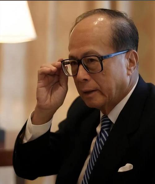 中国不挽留，美国也不收留，被夹在中间的李嘉诚终于玩不转了！大公报多次劝告，他却置