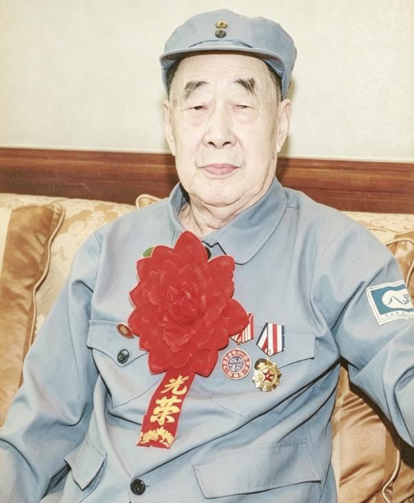 许家印的父亲许贤高，是一位老八路。老人出殡那天，许家印没露面，后事全是哥哥许家钦