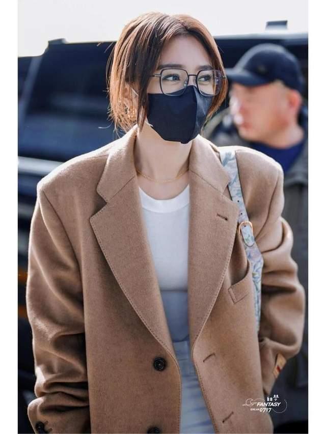 46岁的秦岚用穿搭证明：自律的女人，岁月只会馈赠优雅。基础款大衣配小白裤，松紧结