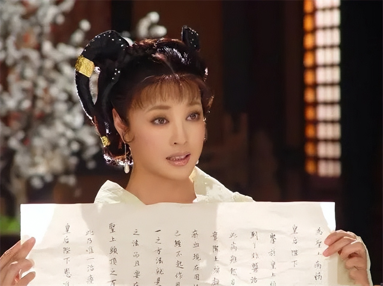 公元695年，一天夜里武则天突然腹痛，便派人把御医沈南璆叫来。谁知脉还没诊完，武