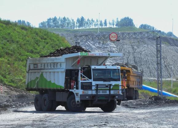 为什么大型矿山都换成电动卡车了？因为一辆90吨的卡车来回拉货，忙活一整天，最后消