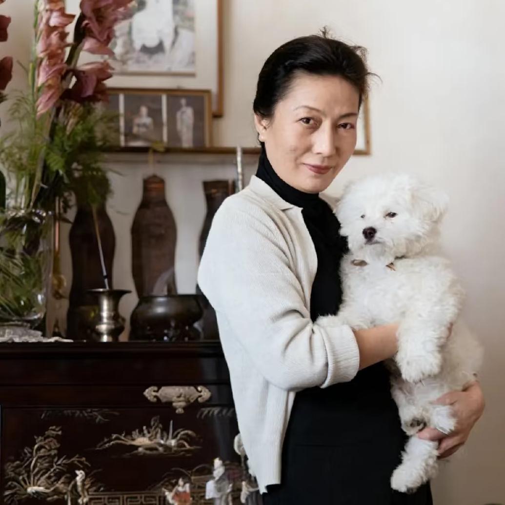 这位抱着宠物的老太太，就是杜月笙的姨太太孟小冬，当时杜月笙已经去世多年了，她定居
