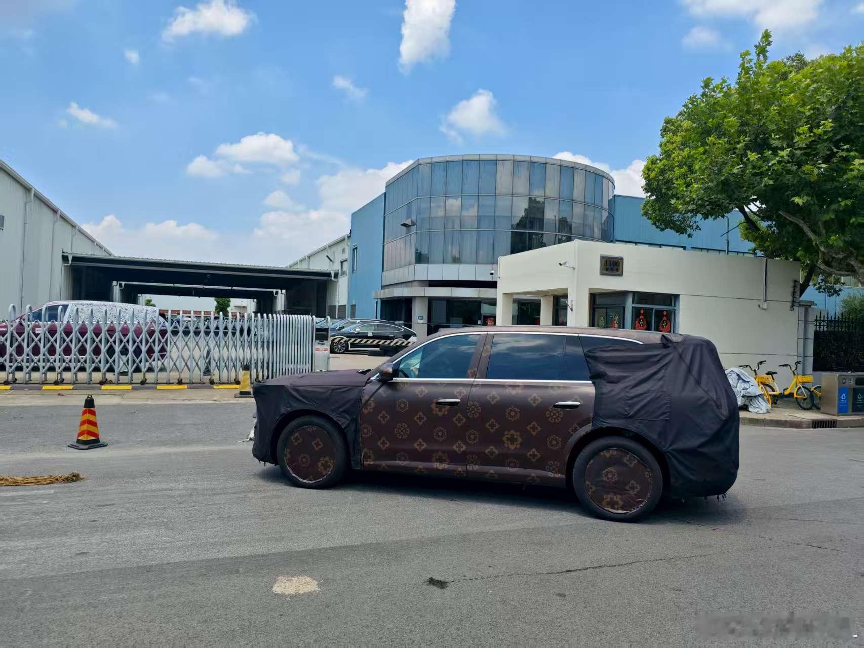 这是个什么车？看样子像是在上海的华为园区附近，头顶还有激光雷达。这个花纹伪装，这