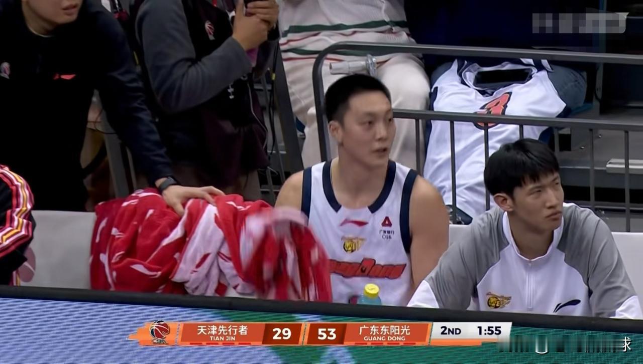 广东东阳光后卫胡明轩真是无药可救了！在今天广东东阳光客场挑战天津先行者的比赛中，