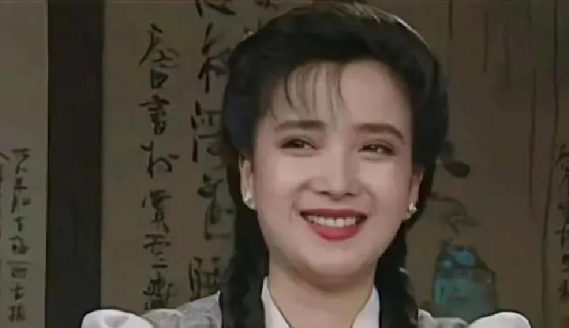 医院里那个探病的镜头，可能正把亲情变成凶器。你拍下他插着管子的脸，配文“加