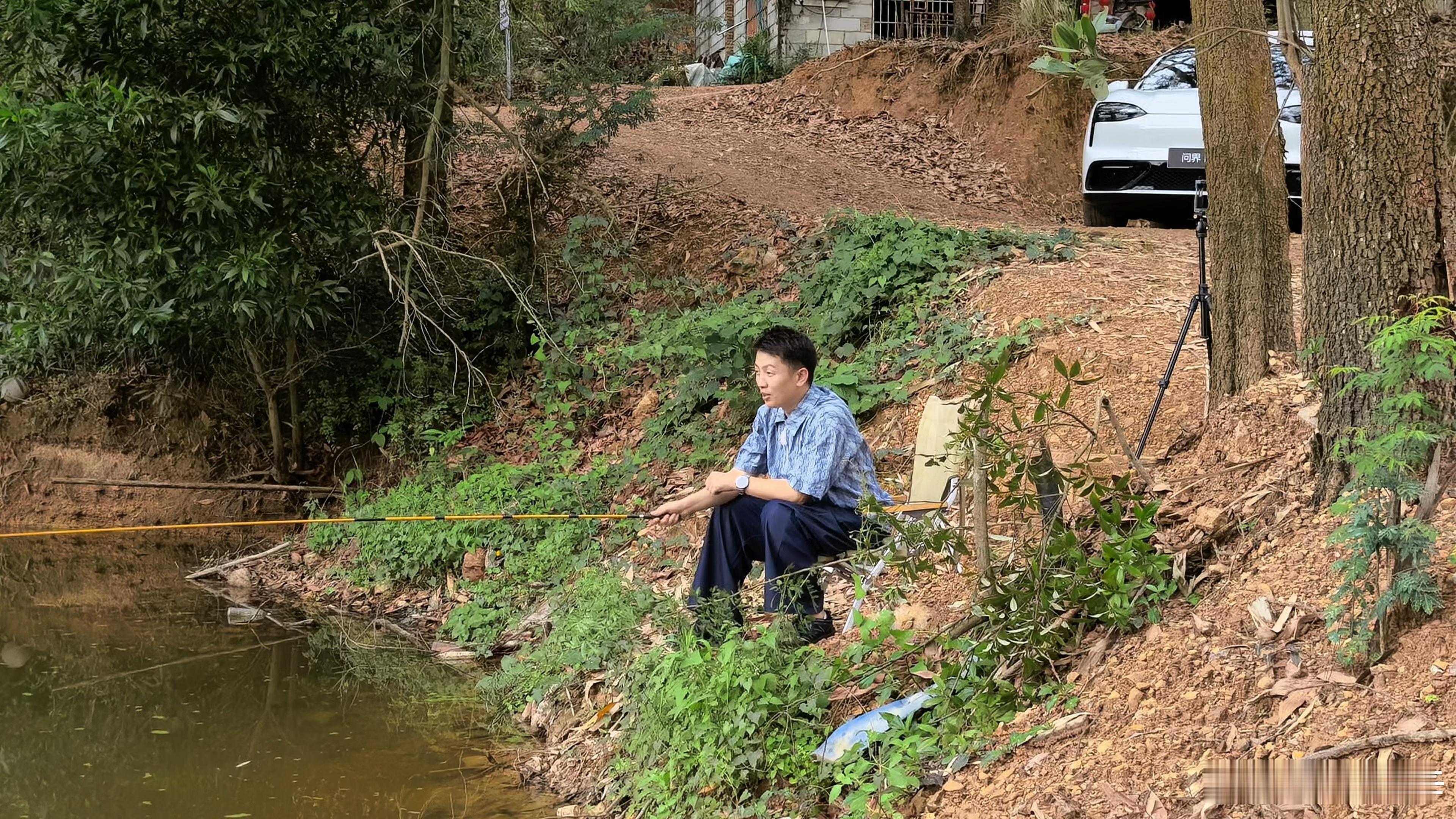 你们猜今天能钓到鱼吗？这景色真的太美了