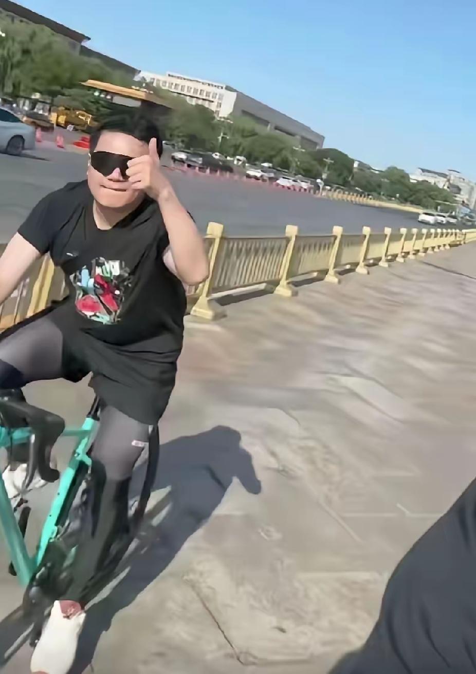 赛场外的大胖，解锁长安街骑行日常🚲褪去赛场战袍，国乒名将梁靖崑化身街头骑