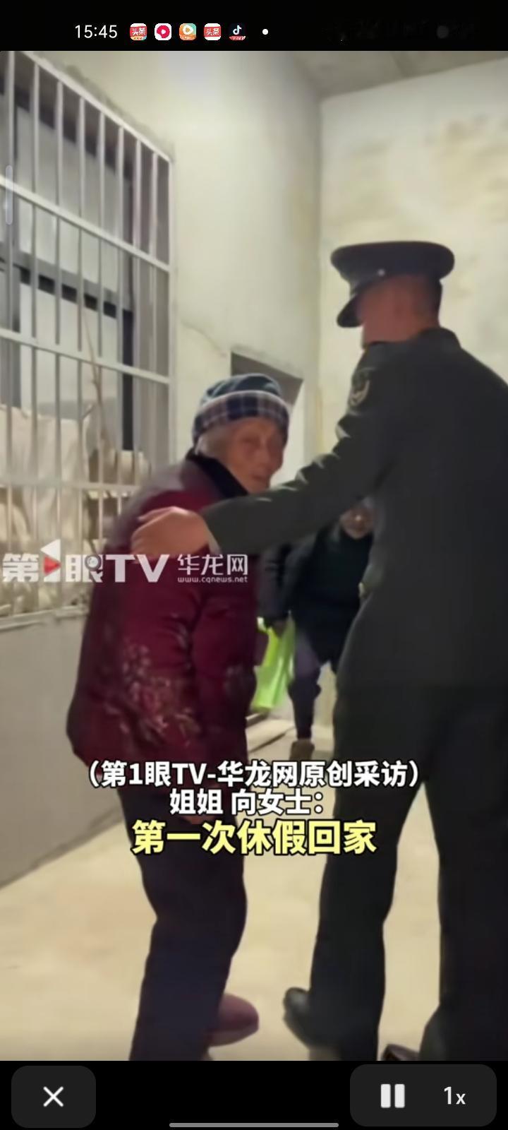 12月25日，重庆。男生当兵两年第一次休假，穿军衣偷偷回家看望年迈的爷爷奶奶。