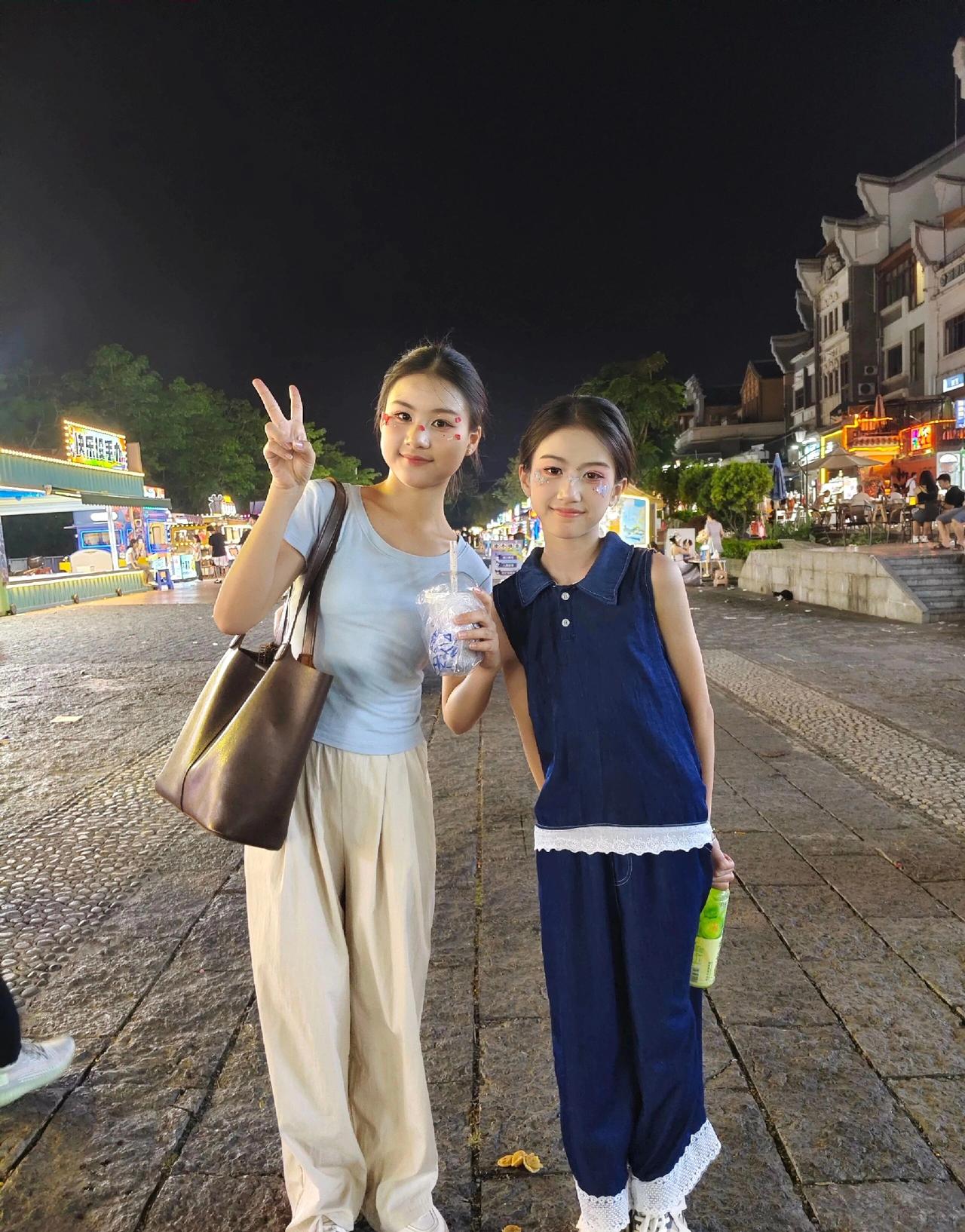 夏日街拍，姐妹花，好漂亮美女街拍照街拍美少女穿搭闺蜜逛街照姐妹出游拍照街