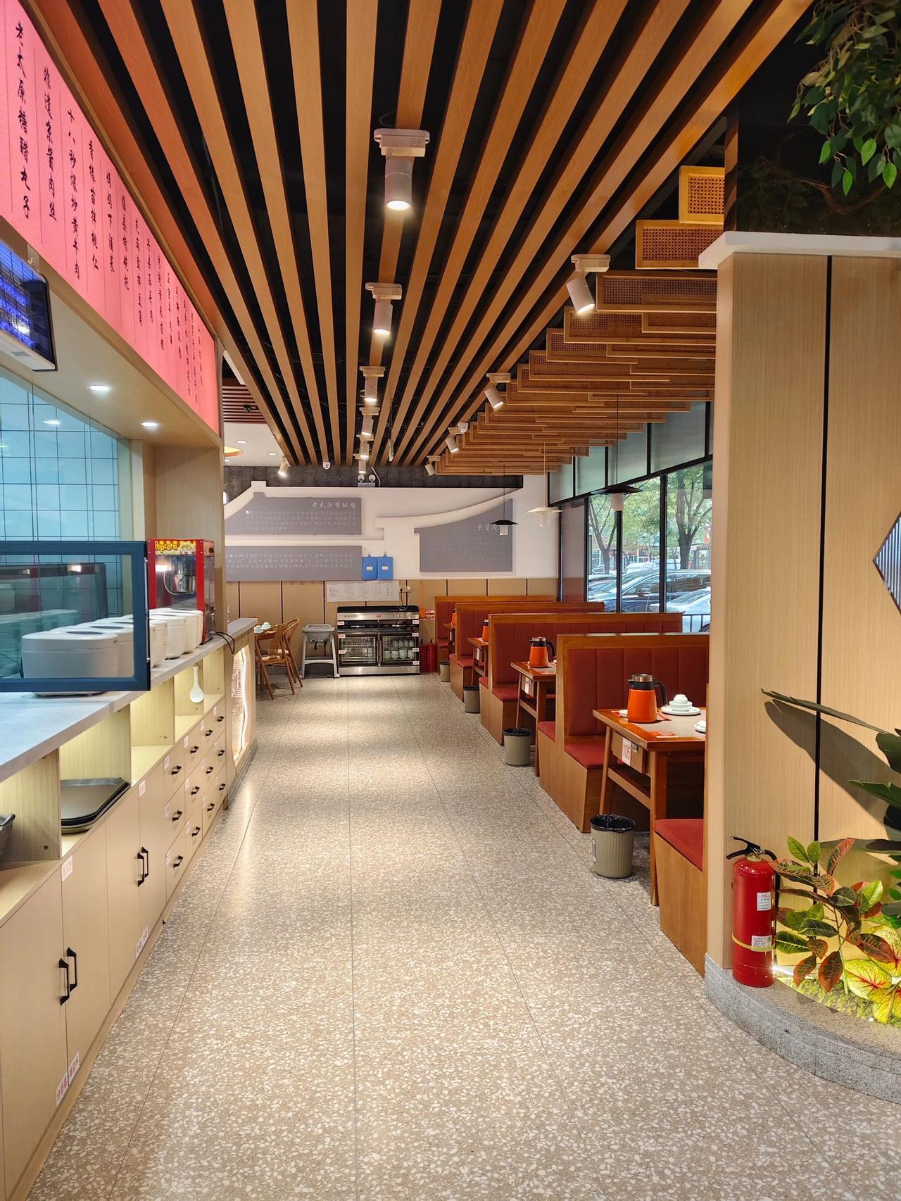 单位附近有一家饭馆，是一对下岗夫妻开的。这家饭馆的饭菜味道很好，很受欢迎。有一回