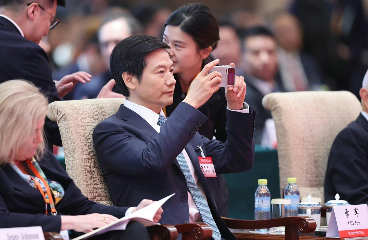 这是雷军在参加会议时使用小米17ProMax的照片，真没有想到，雷军身价都已