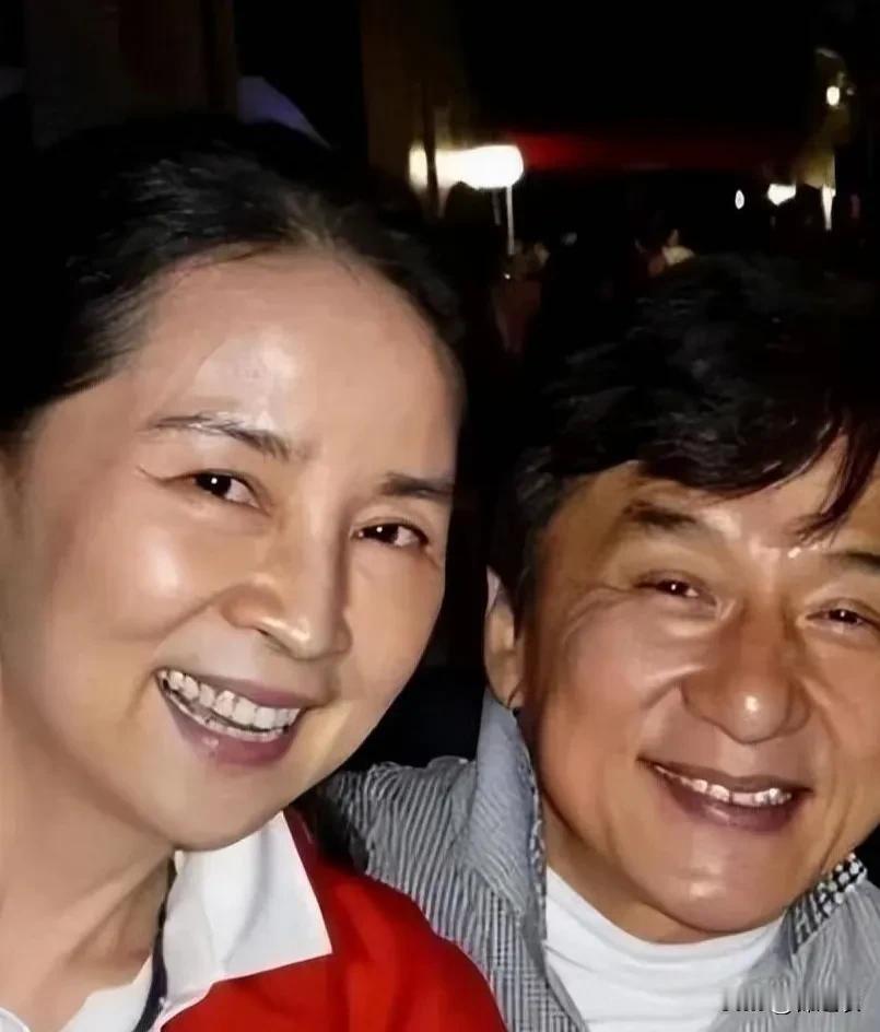 成龙年轻的时候不怎么管家里，对老婆也有戒心，因为他不相信女人，而原因就是。他