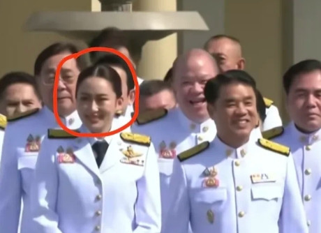 佩通坦笑了！她应该是想通了现在的她，依然还有3大优势：1，她泰王侄媳妇这个