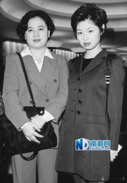 赵姨娘男人原配的第二个女儿叶晴晴是一个歌手，她很感恩。据说，叶晴晴不是原配亲生的